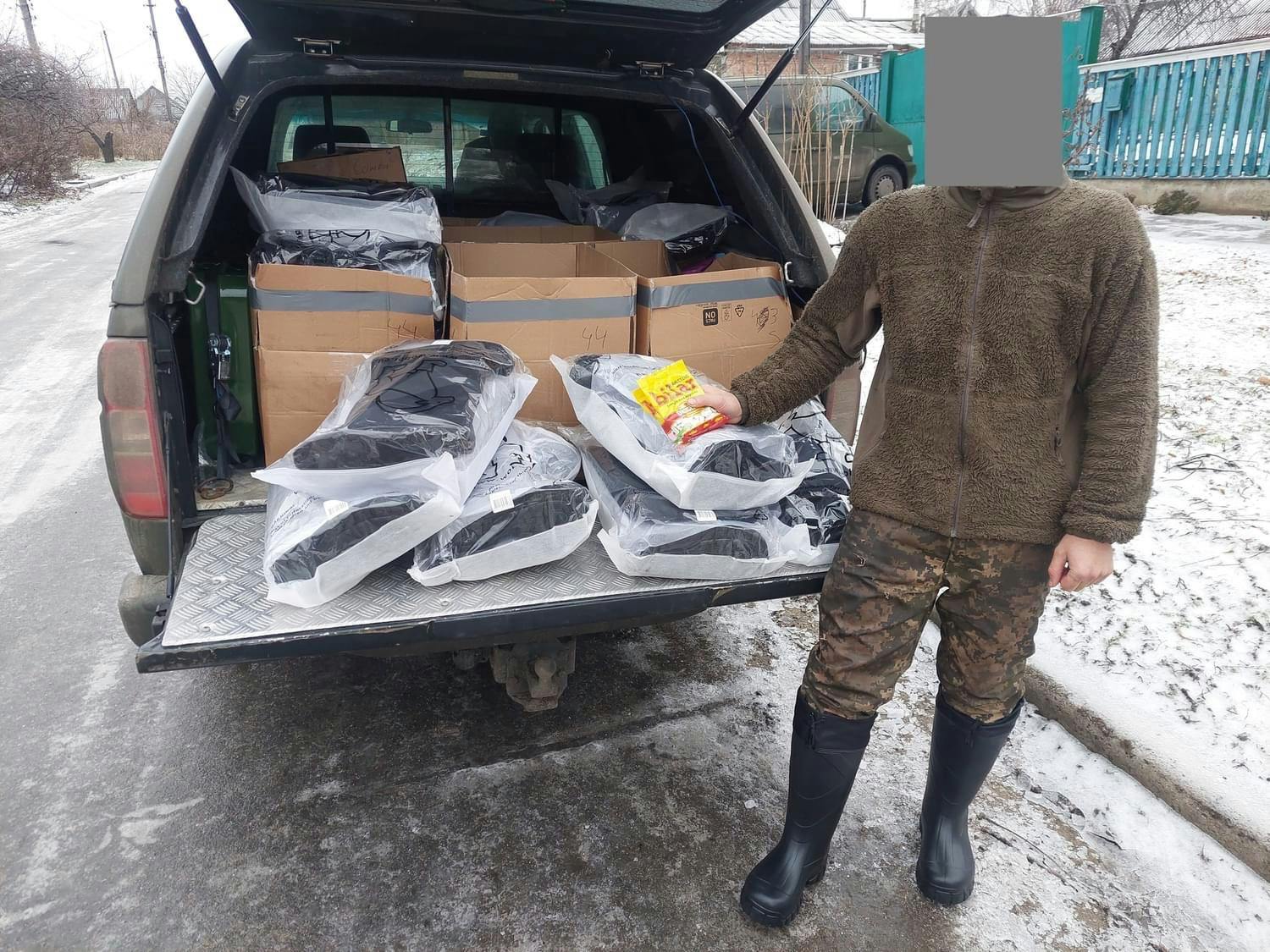 bild-pa-ukrainsk-soldat-som-far-wobbi-stovlar